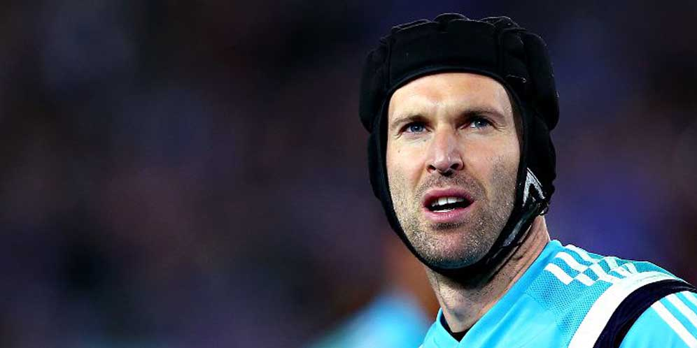 Ternyata Ini Alasan Petr Cech Pakai Pelindung Kepala thumbnail